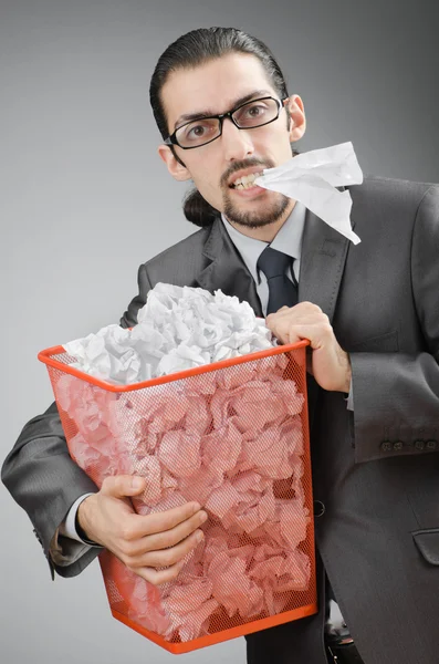 Uomo con un sacco di carta sprecata — Foto Stock