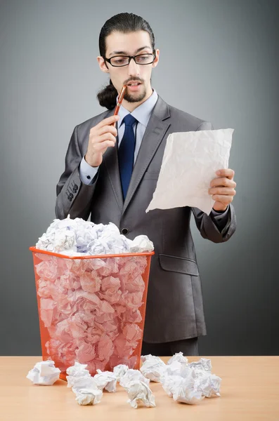 Homme avec beaucoup de papier gaspillé — Photo