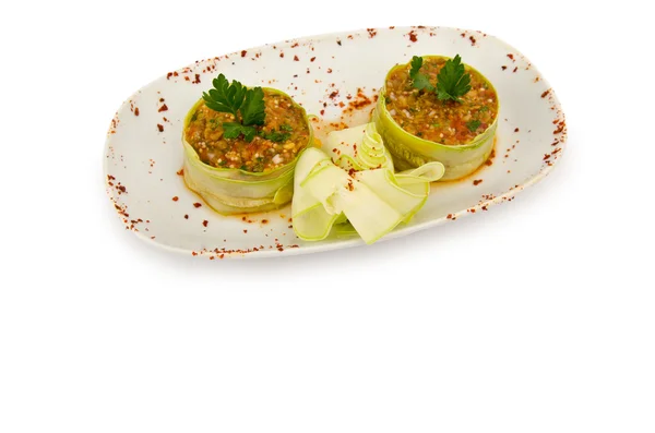 Салат с баклажаном в тарелке — стоковое фото