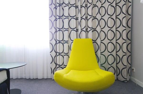 部屋に素敵な肘掛け椅子 — ストック写真