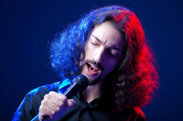 Homem cantando no concerto — Fotografia de Stock