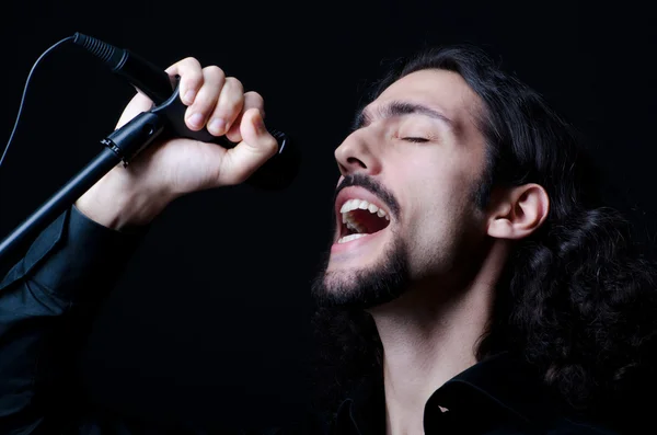 Hombre cantando en el concierto — Foto de Stock