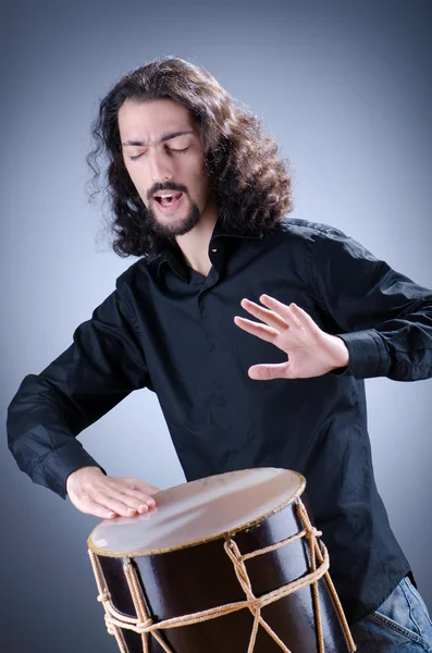 Homem tocando tambor no estúdio — Fotografia de Stock