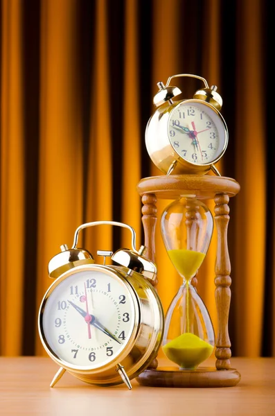 目覚まし時計と砂時計時間の概念 — ストック写真