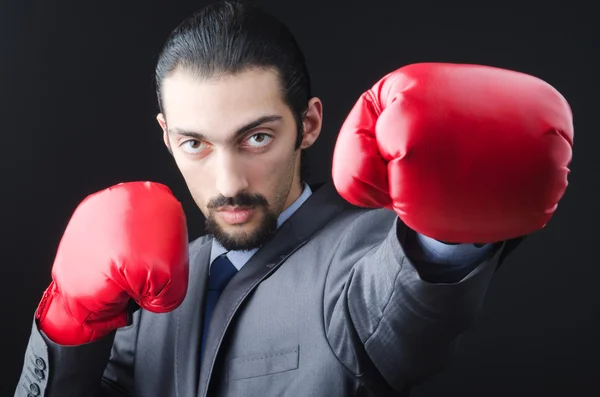 Młody biznesmen w rękawiczkach bokserskich — Zdjęcie stockowe
