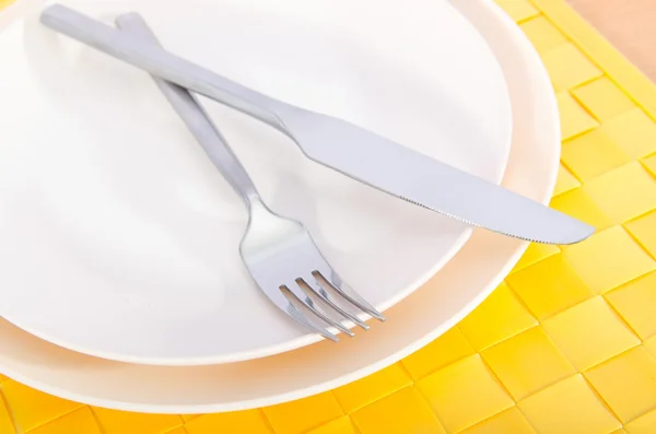 Пустая тарелка с посудой — стоковое фото