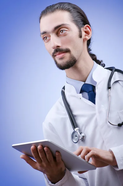 Läkare som arbetar på tabletten — Stockfoto