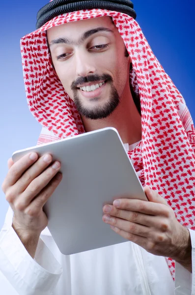 Tablet bilgisayar ile genç Arap — Stok fotoğraf