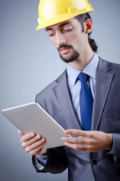 Trabalhador da construção civil que trabalha em tablet — Fotografia de Stock