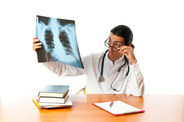 Arzt schaut sich Röntgenbild an — Stockfoto