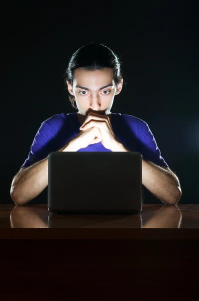 Hacker seduto in camera oscura — Foto Stock