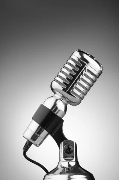Ročník mikrofon na pozadí — Stock fotografie