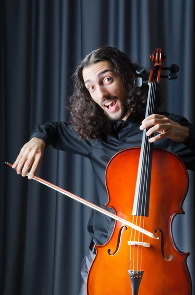 Hombre tocando el violonchelo — Foto de Stock