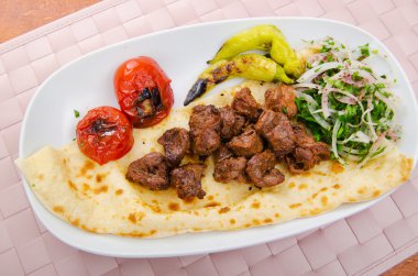 Servis tabağına kebap