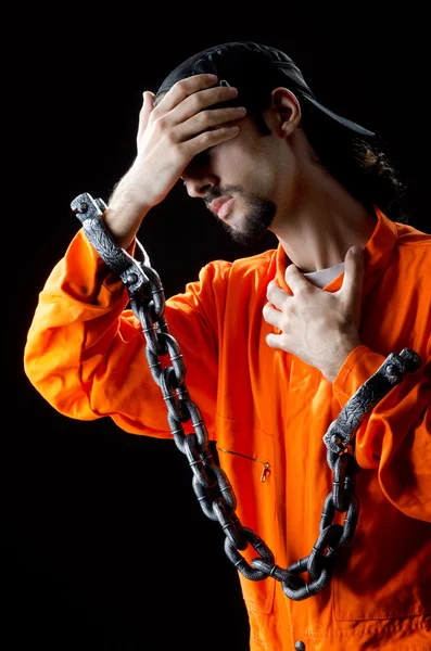 Заключенная прикована цепями на черном фоне — стоковое фото