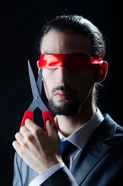 Man snijden lint op zijn ogen — Stockfoto