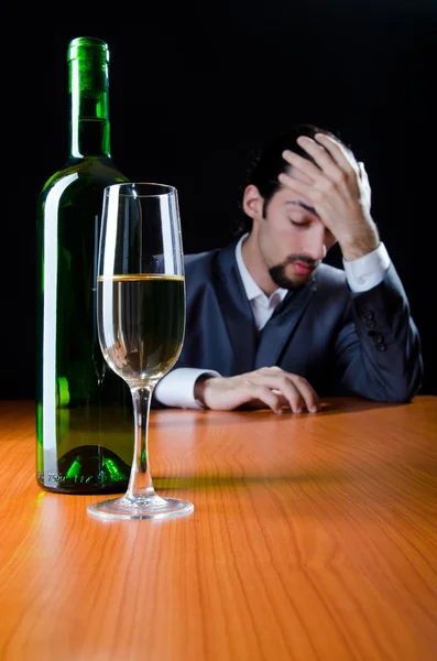 Homem que sofre de abuso de álcool — Fotografia de Stock