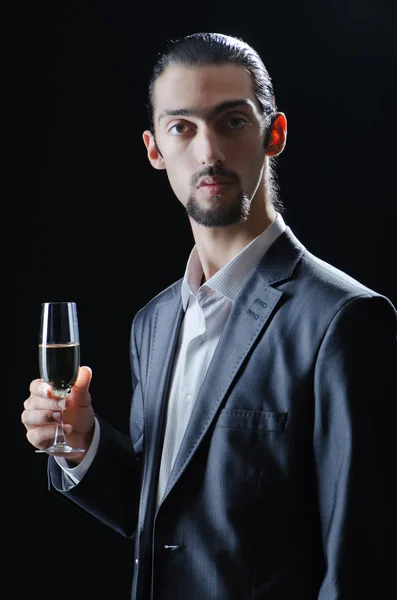 Человек дегустирует вино в стакане — стоковое фото