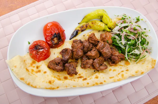 Kebab servido en el plato —  Fotos de Stock