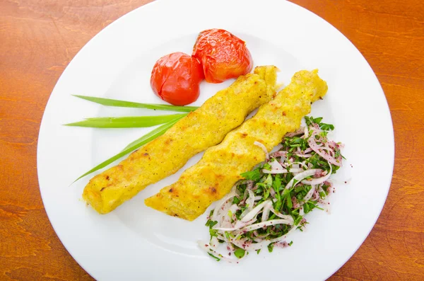 으깬된 감자와 함께 만든 전통적인 아제리어 케밥 — 스톡 사진