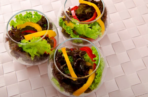 Salade savoureuse servie dans des verres — Photo