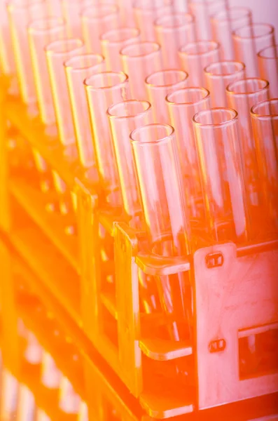Химические стеклянные трубы в лаборатории — стоковое фото