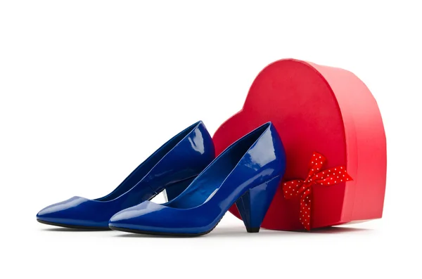 Ayakkabı ve moda kavramı hediye kutusunda — Stok fotoğraf