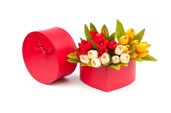 Çiçekler ve hediye kutusu beyazda izole edilmiş. — Stok fotoğraf