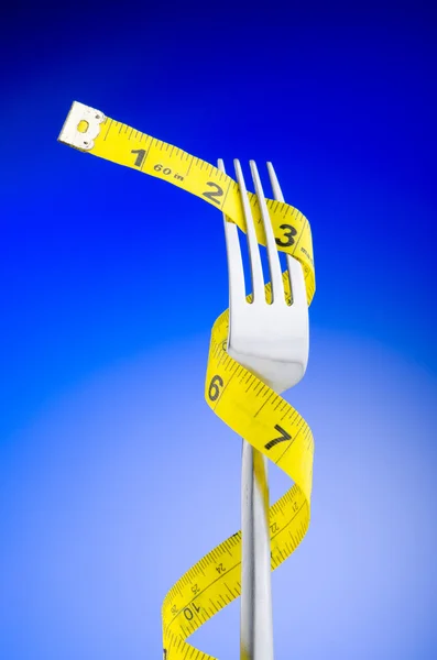 Konsep diet dengan garpu dan meter — Stok Foto