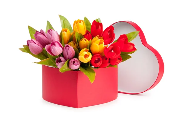 Blumen und Geschenkbox isoliert auf weiß — Stockfoto