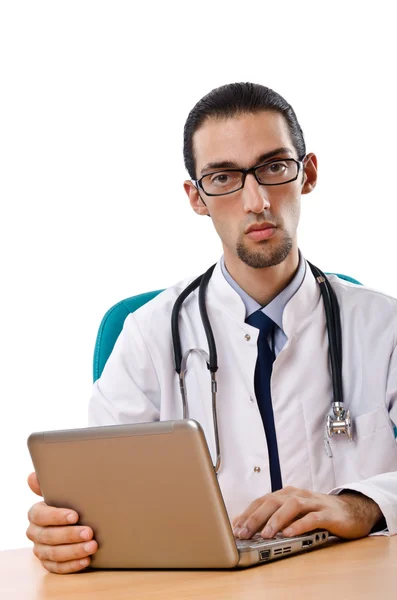 Mannelijke arts werkzaam op laptop — Stockfoto