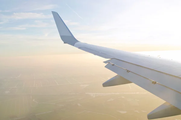Uçağın penceresinden kanat — Stok fotoğraf