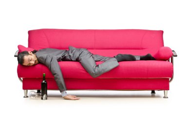 içinde kanepede oturan adam