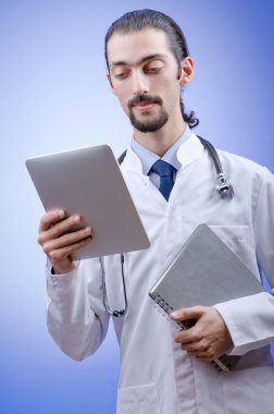 tablet üzerinde çalışan doktor