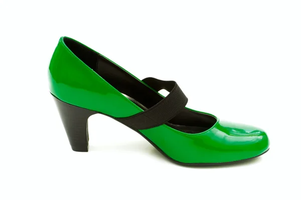 Beyaz zemin üzerine yeşil kadın ayakkabı — Stok fotoğraf