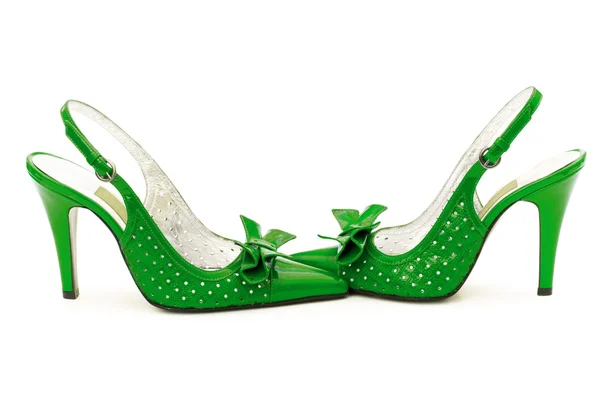 흰색 바탕에 녹색 여성 신발 — 스톡 사진