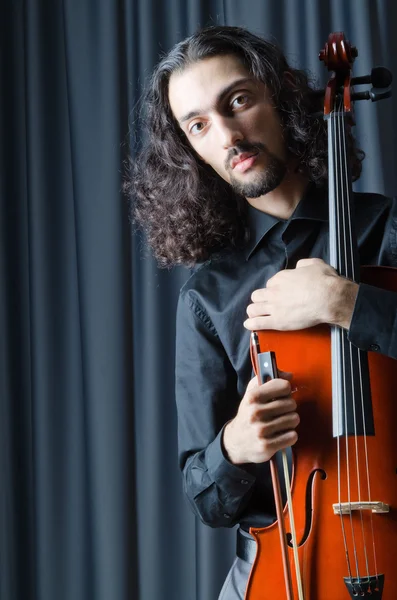 Hombre tocando el violonchelo — Foto de Stock