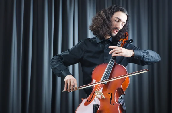 演奏大提琴的男人 — 图库照片