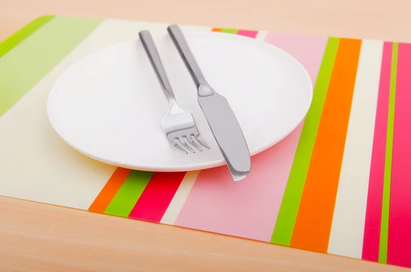 Emtpy platos con utensilios en la mesa —  Fotos de Stock