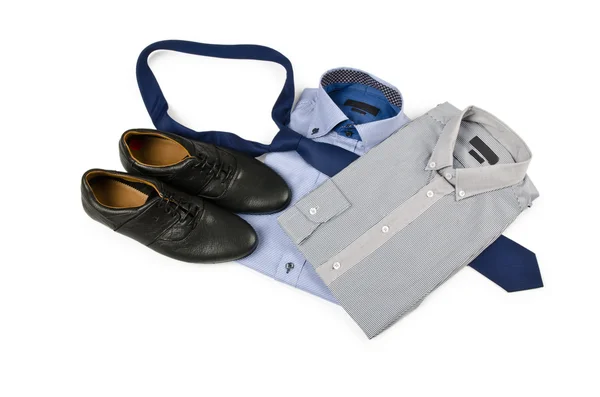 Παπούτσια και πουκάμισο με γραβάτα σε λευκό — Φωτογραφία Αρχείου