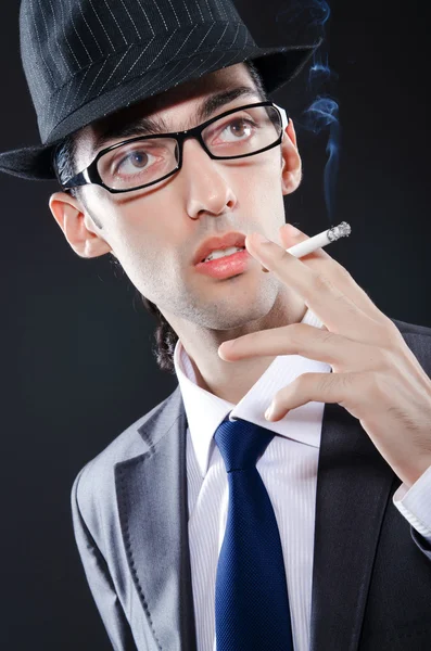 Молодий чоловік курить сигарету — стокове фото