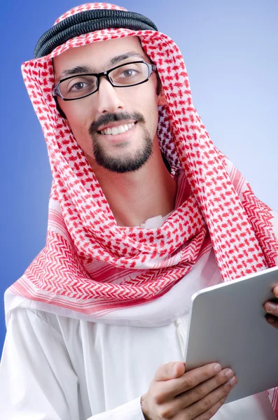 Uomo d'affari arabo con tablet — Foto Stock