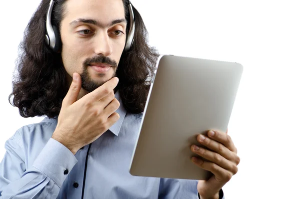 Φοιτητής ακούγοντας μουσική με υπολογιστή δισκίο — Φωτογραφία Αρχείου