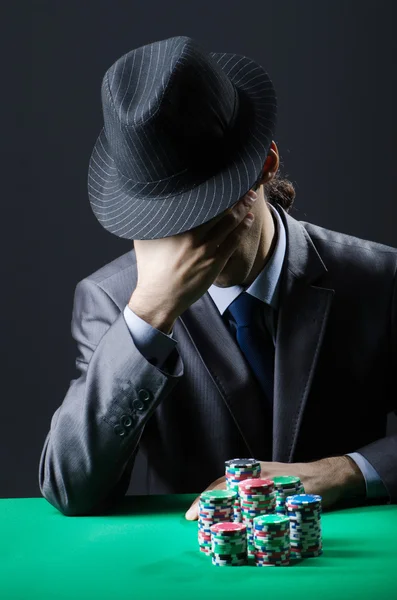 Чоловік грає в казино — стокове фото