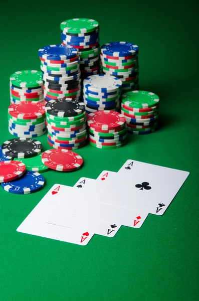 Viele Karten und Casino-Chips — Stockfoto