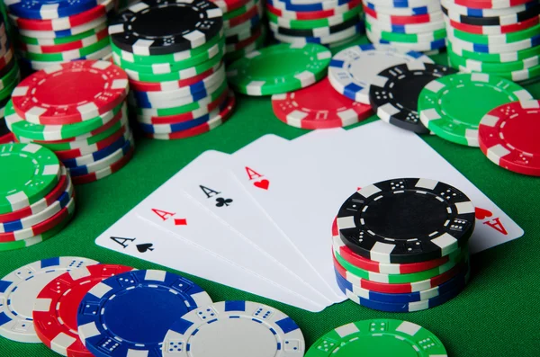 Många kort och kasinomarker — Stockfoto