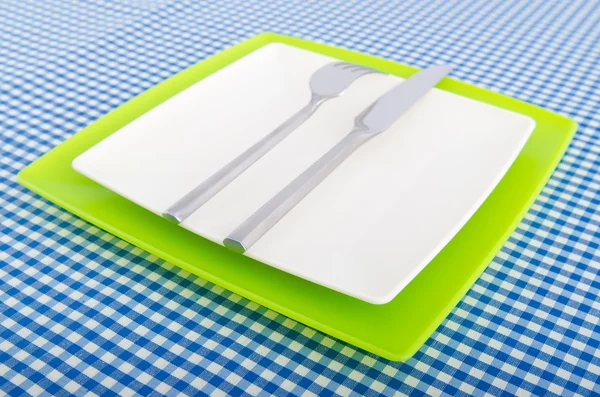 Tavolo servito con forchetta e coltello — Foto Stock