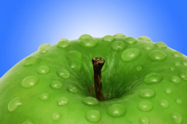 Su damlacıkları ile taze elma — Stok fotoğraf