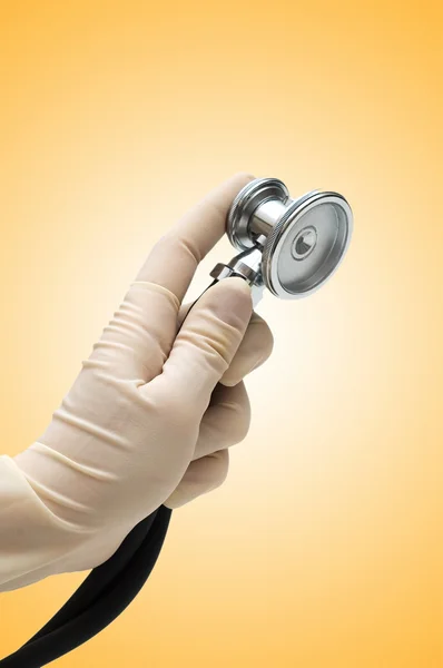 Hand met stethoscoop op verloop — Stockfoto