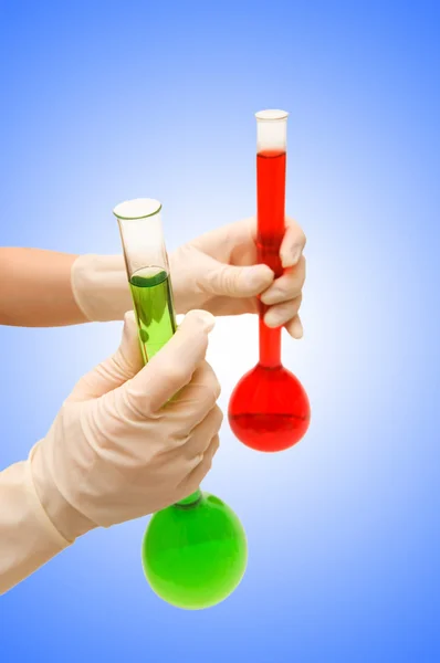 Mão com tubos vermelhos e verdes — Fotografia de Stock